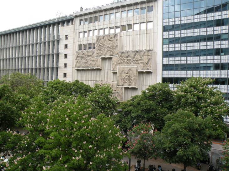  façade d'immeuble moderne avec fresques, boulevard Vaugirard